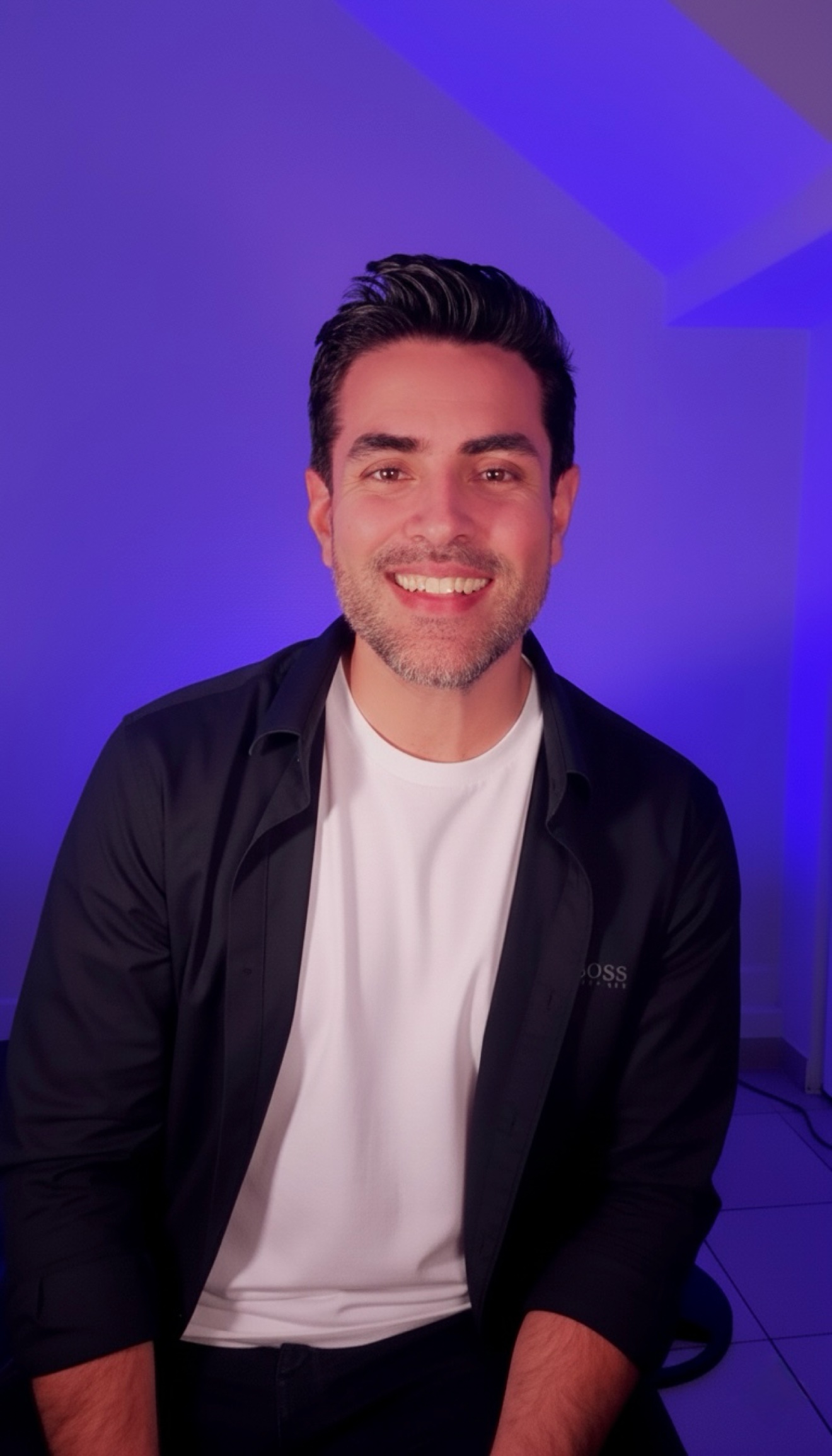 Diego Merea en estudio con luz violeta